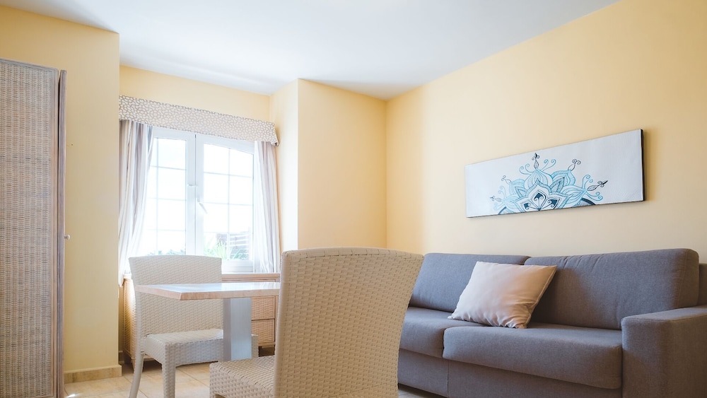 Apartamento Vista Jardín Con Cocina Sofá Cama incluido 2 Camas individuales del hotel Apartamentos LIVVO Coloradamar. Foto 4
