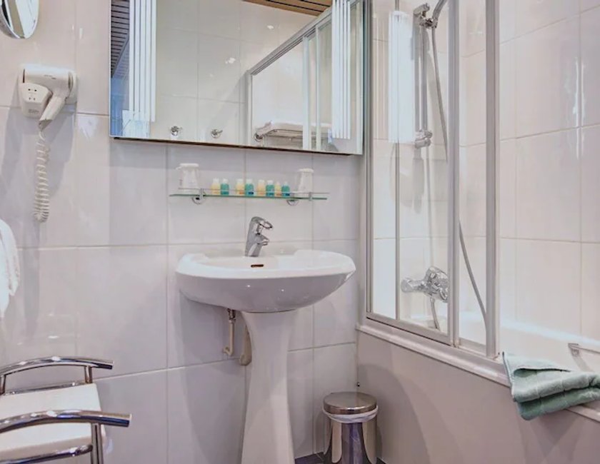 Habitación Cuádruple del hotel Du Midi Paris Montparnasse. Foto 4