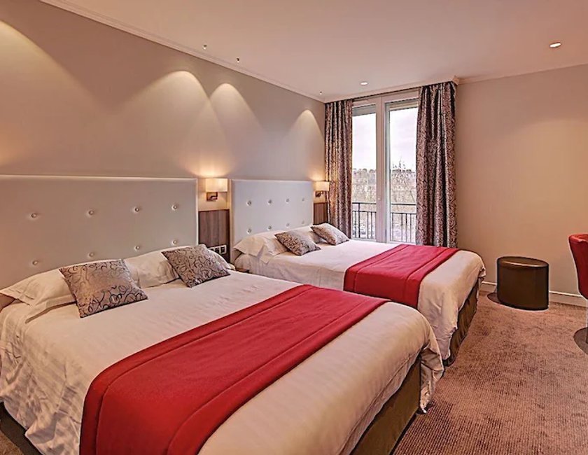 Habitación Cuádruple del hotel Du Midi Paris Montparnasse. Foto 5