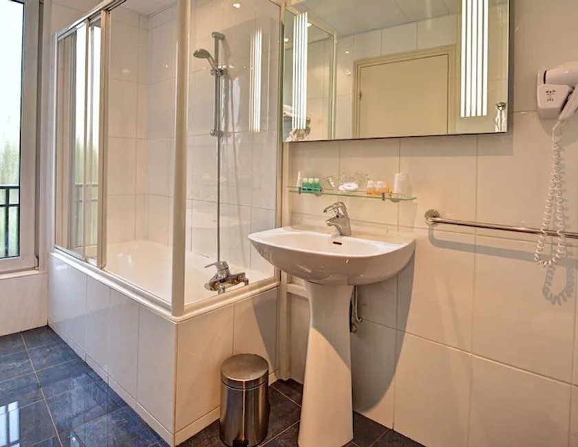 Habitación Cuádruple del hotel Du Midi Paris Montparnasse. Foto 6
