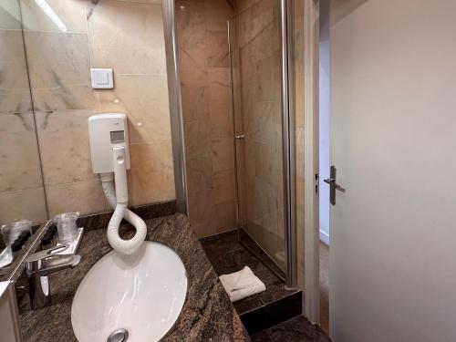 Habitación Doble Estándar del hotel Du Midi Paris Montparnasse. Foto 3