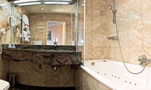 Habitación Doble Superior del hotel Du Midi Paris Montparnasse. Foto 5