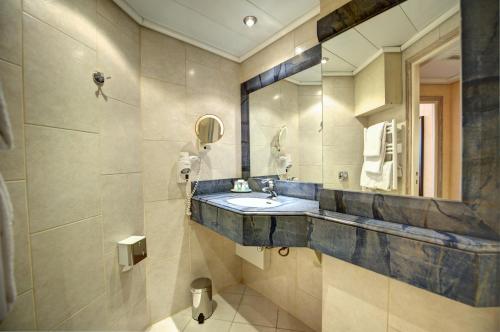 Habitación Doble Superior del hotel Du Midi Paris Montparnasse. Foto 7