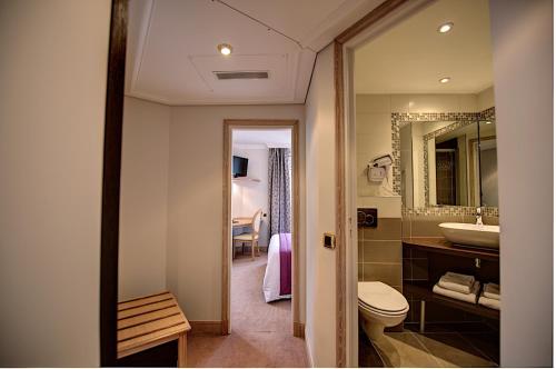 Habitación Doble Superior del hotel Du Midi Paris Montparnasse. Foto 8