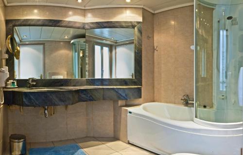 Habitación Doble Superior del hotel Du Midi Paris Montparnasse. Foto 13