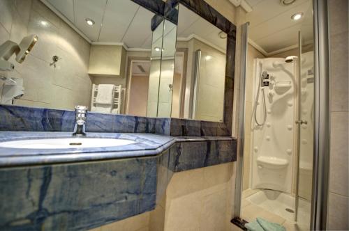 Habitación Doble Superior del hotel Du Midi Paris Montparnasse. Foto 15