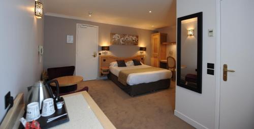 Habitación Doble Deluxe del hotel Du Midi Paris Montparnasse. Foto 5