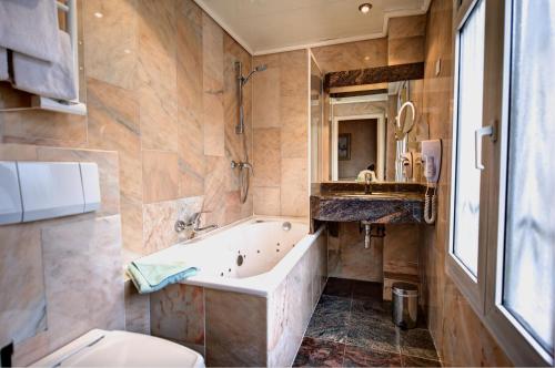Habitación Doble Deluxe del hotel Du Midi Paris Montparnasse. Foto 8