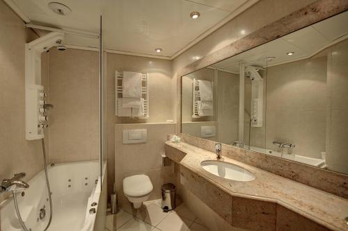 Habitación Doble Deluxe del hotel Du Midi Paris Montparnasse. Foto 10