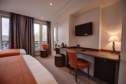 Habitación Triple Superior del hotel Du Midi Paris Montparnasse. Foto 3