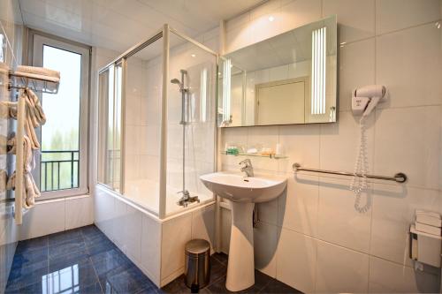Habitación Triple Superior del hotel Du Midi Paris Montparnasse. Foto 4