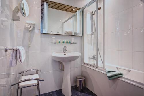 Habitación Triple Superior del hotel Du Midi Paris Montparnasse. Foto 6