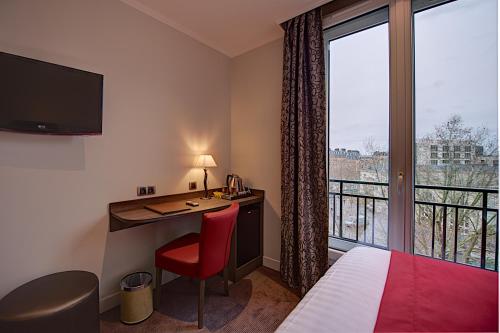 Habitación cuádruple del hotel Du Midi Paris Montparnasse. Foto 1