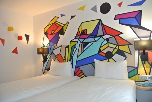 Dos habitaciones adyacentes del hotel Ibis Styles Paris Maine Montparnasse. Foto 3