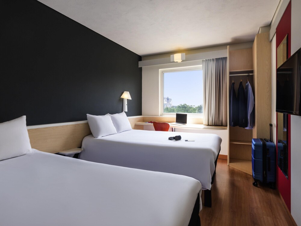 Dos camas matrimoniales, WiFi, televisor de pantalla plana LED y cuarto de baño con ducha del hotel Ibis Guadalajara Expo
