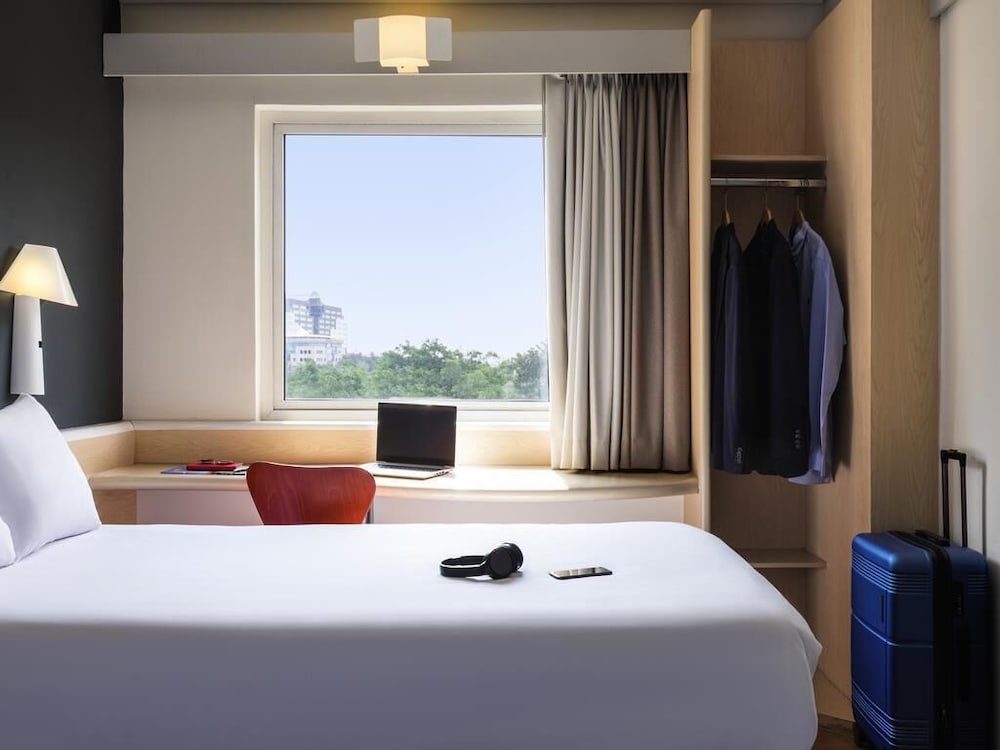 Una cama matrimonial, WiFi, televisor de pantalla plana LED y cuarto de baño con ducha del hotel Ibis Guadalajara Expo. Foto 3