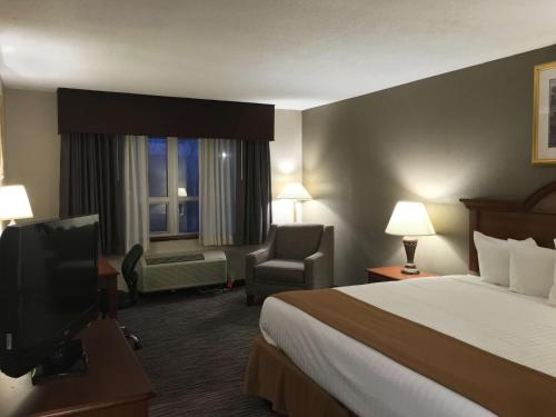 Habitación con cama extragrande y bañera - Adaptada para personas de movilidad reducida/No fumadores del hotel BEST WESTERN GATEWAY ADIRONDACK. Foto 1