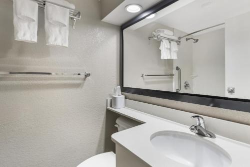 Habitación - 1 cama extragrande - No fumadores del hotel BEST WESTERN GATEWAY ADIRONDACK. Foto 4
