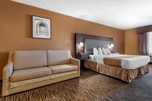 King Suite with Spa Bath and Sofa Bed - Non - Smoking del hotel BEST WESTERN The Inn at the Fairgrounds. Foto 2