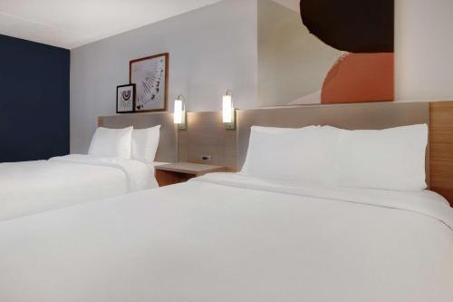 Habitación con 2 camas grandes del hotel Spark by Hilton Rochester University Area