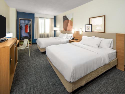 Habitación con 2 camas grandes del hotel Spark by Hilton Rochester University Area. Foto 8