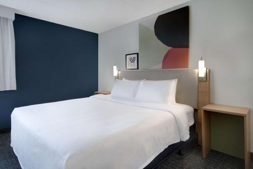 Habitación con cama extragrande. del hotel Spark by Hilton Rochester University Area. Foto 3