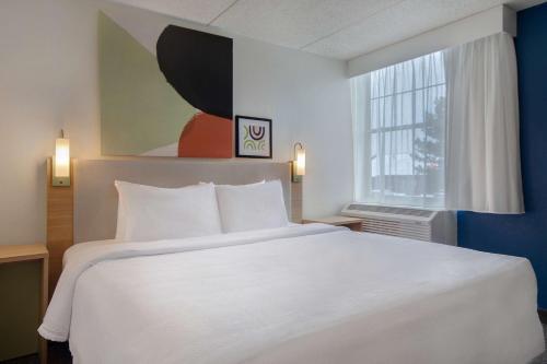 Habitación con cama extragrande. del hotel Spark by Hilton Rochester University Area. Foto 8