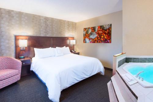 Habitación con cama extragrande y bañera de hidromasaje del hotel Courtyard Lake Placid. Foto 1