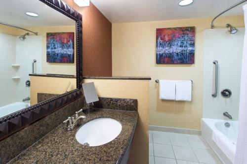 Habitación adaptada para personas con movilidad reducida/discapacidad auditiva con bañera adaptada - 2 camas grandes del hotel Courtyard Lake Placid. Foto 1