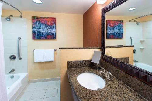 Habitación con 2 camas grandes del hotel Courtyard Lake Placid. Foto 3