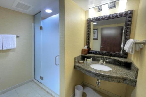 Habitación con cama extragrande y bañera de hidromasaje del hotel Courtyard Lake Placid