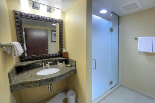 Habitación con cama extragrande y bañera de hidromasaje del hotel Courtyard Lake Placid. Foto 3