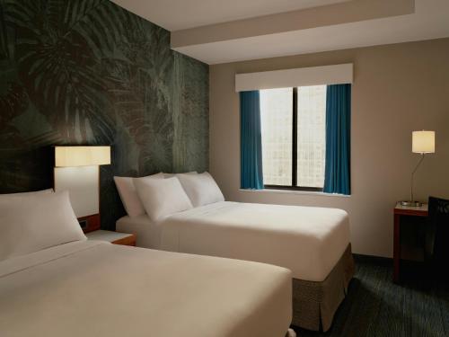 Habitación doble estándar con 2 camas dobles con vistas a la ciudad del hotel The Cloud One New York-Downtown, by the Motel One Group. Foto 3