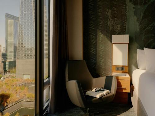 Habitación con cama extragrande y vistas a la ciudad del hotel The Cloud One New York-Downtown, by the Motel One Group