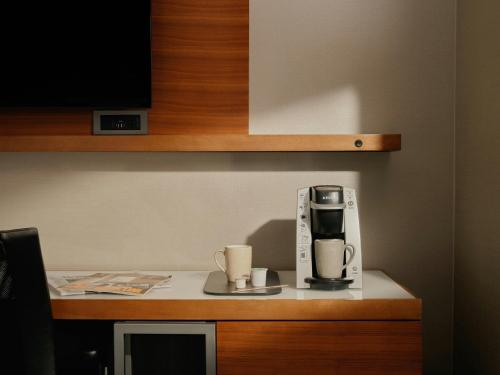 Habitación con cama extragrande y vistas a la ciudad del hotel The Cloud One New York-Downtown, by the Motel One Group. Foto 3