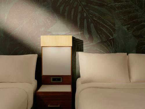 Habitación doble estándar con 2 camas dobles con vistas a la ciudad del hotel The Cloud One New York-Downtown, by the Motel One Group. Foto 2