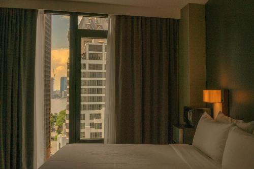 Habitación Superior con 2 camas dobles y vistas a la ciudad y al río del hotel The Cloud One New York-Downtown, by the Motel One Group