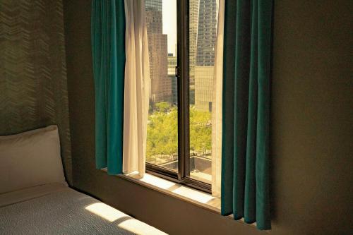 Habitación Superior con 2 camas dobles y vistas a la ciudad y al río del hotel The Cloud One New York-Downtown, by the Motel One Group. Foto 2