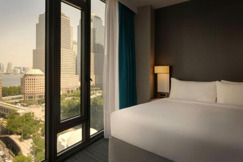 Habitación Superior con 2 camas dobles y vistas a la ciudad y al río del hotel The Cloud One New York-Downtown, by the Motel One Group. Foto 3