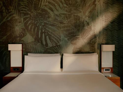 Habitación Superior con vistas a la ciudad y al río - 1 cama extragrande del hotel The Cloud One New York-Downtown, by the Motel One Group. Foto 1