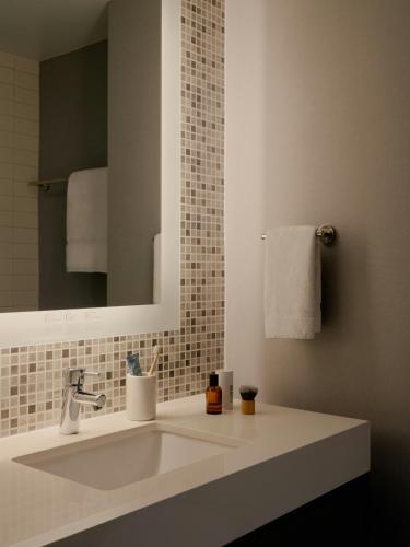 Habitación Superior con vistas a la ciudad y al río - 1 cama extragrande del hotel The Cloud One New York-Downtown, by the Motel One Group. Foto 8