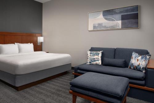 Habitación doble 1 Cama king Accesible Sofá Cama incluido Accesible (discapacidad auditiva) del hotel COURTYARD SYRACUSE DOWNTOWN AT ARMORY SQUARE