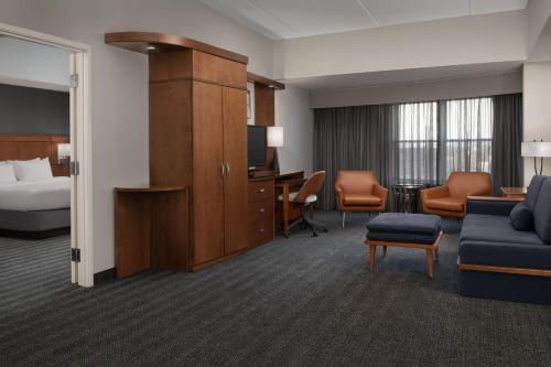 Suite de 1 dormitorio - 1 cama extragrande y 1 sofá cama - Adaptada para personas con discapacidad auditiva del hotel COURTYARD SYRACUSE DOWNTOWN AT ARMORY SQUARE