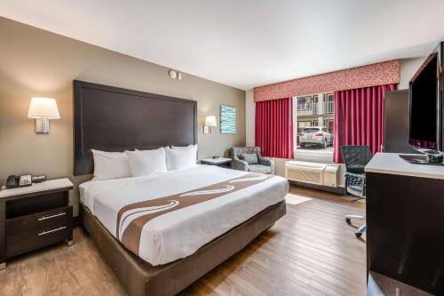 Habitación con cama extragrande adaptada para persona de movilidad reducida - No fumadores del hotel Quality Inn Poughkeepsie. Foto 3