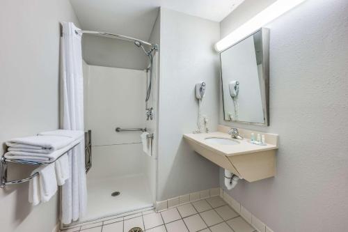 Habitación con cama extragrande adaptada para persona de movilidad reducida - No fumadores del hotel Quality Inn Poughkeepsie. Foto 9