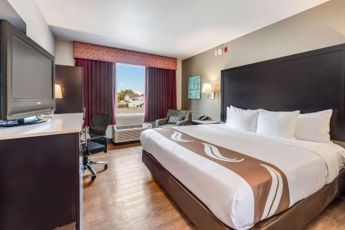 Habitación Superior con cama extragrande del hotel Quality Inn Poughkeepsie
