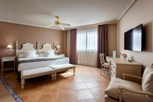 Habitación Doble Deluxe con acceso al Club Premium del hotel Barceló Marbella. Foto 1