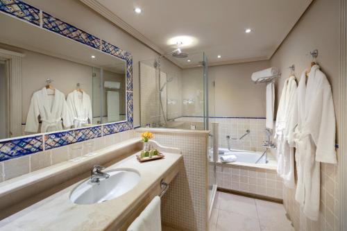 Habitación Doble Superior con vistas a la piscina - 1 o 2 camas del hotel Barceló Marbella. Foto 1