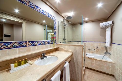 Habitación Doble Superior con vistas a la piscina del hotel Barceló Marbella. Foto 3