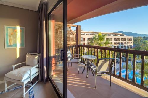 Habitación Doble Superior con vistas a la piscina del hotel Barceló Marbella. Foto 5